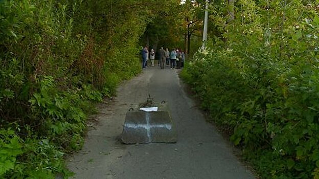 Привычную для жителей дорогу в новую школу в Ахунах перекрыли