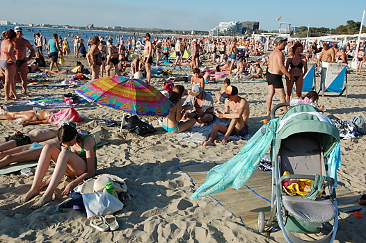 Не уходи! В Анапе отдыхающие провожают лето на пляжах (фото и видео)