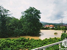 На Кубани из-за ливня затопило три поселка, смыло мост и перевернулся автобус