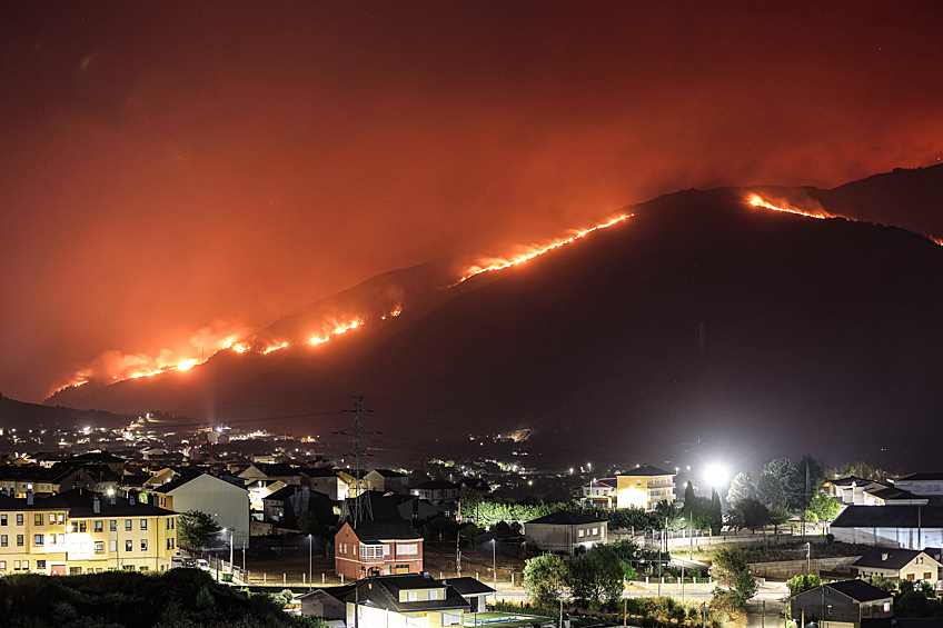 Лесной пожар у города Виламартин-де-Вальдеоррас, Испания, 18 августа 2025 года