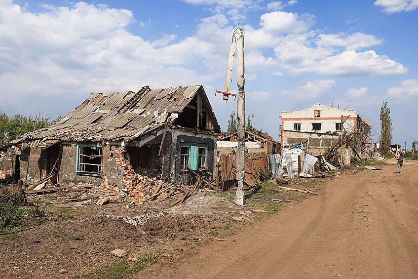 Разрушенные дома на одной из улиц города, 9 мая 2022 года