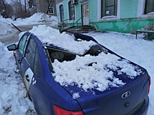 В Березниках упавший с крыши жилого дома снег раздавил автомобиль