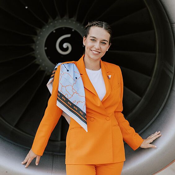 SkyUp. В 2021 году украинская авиакомпания представила новую форму: оранжевый брючный костюм с шелковым платком и удобные кроссовки. 
