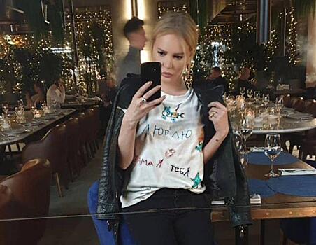 «Самая дорогая и эксклюзивная вещь»: Маша Малиновская вышла в свет в футболке, разрисованной сыном