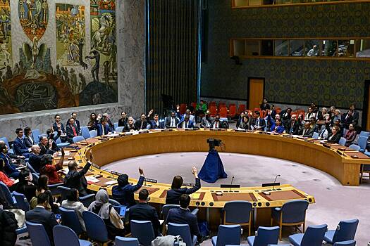 «США идут по силовому пути» Совбез ООН принял резолюцию с осуждением атак хуситов в Красном море. Что ответили в России?