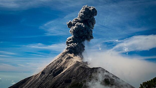 Извержение вулкана Анак-Кракатау началось в Индонезии