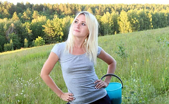 Красавица-блондинка стала предводителем грибников в Новосибирске