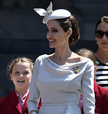 Элегантная шляпка, перчатки и дерзкий разрез на платье: Джоли приковала к себе все взгляды на церковной службе в Лондоне