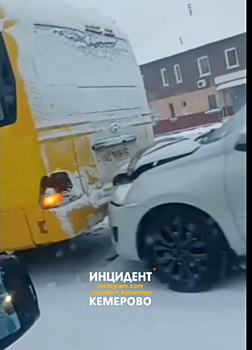 Кемеровчане опубликовали кадры ДТП с автобусом
