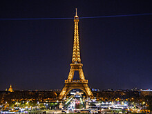 Эйфелева башня засветилась цветами украинского флага