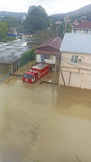 Спасатели во время работы в зоне подтопления
