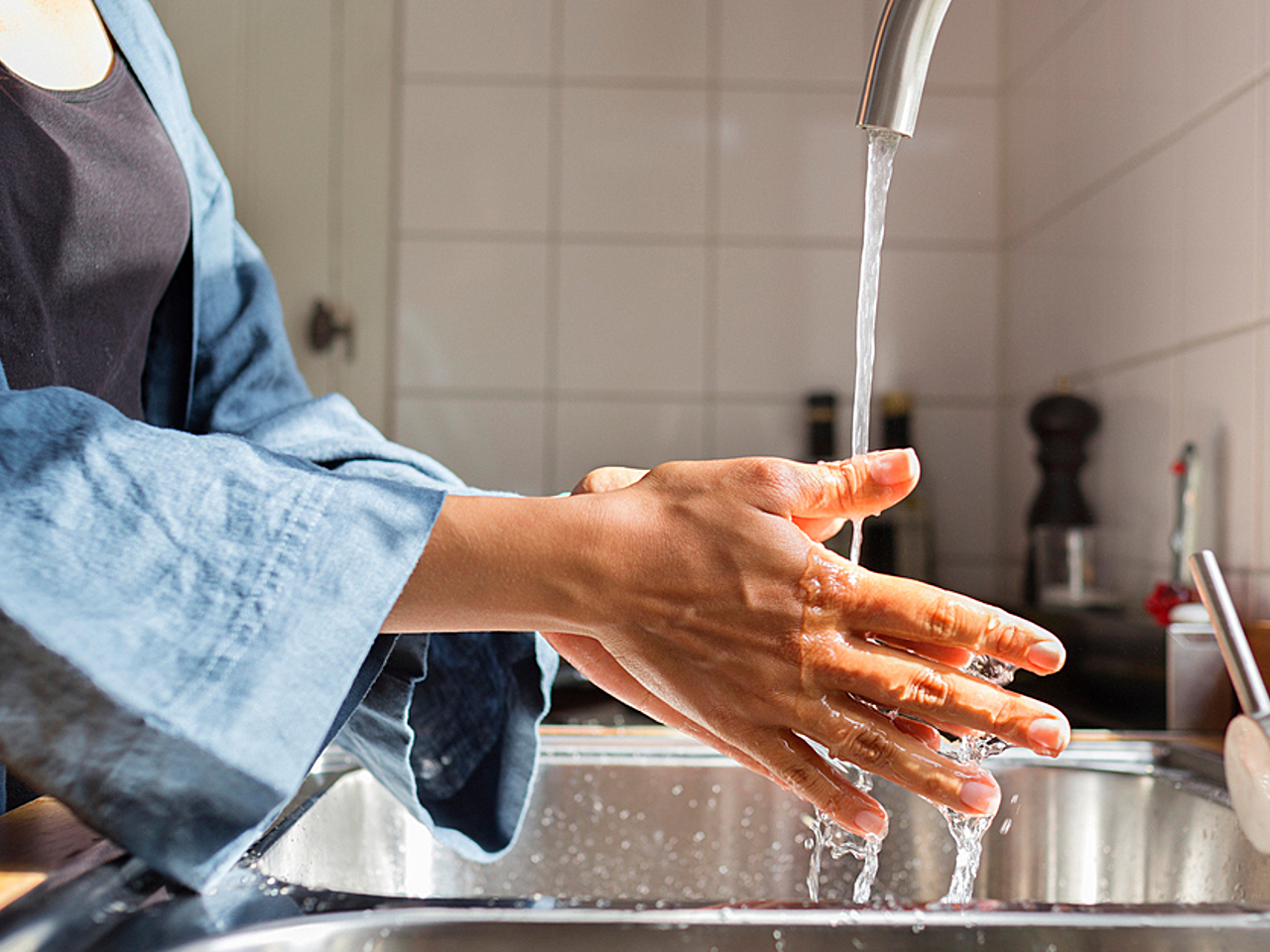 Мытье произойдет. Женщина моет руки. Мытье рук на кухне. Гигиена на кухне. Мытье рук повара.