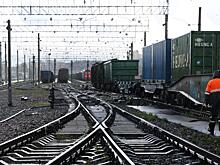 Более 20 вагонов грузового поезда сошли с рельсов в Кировской области