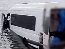 Микроавтобус с туристами укатился в Байкал и попал на видео