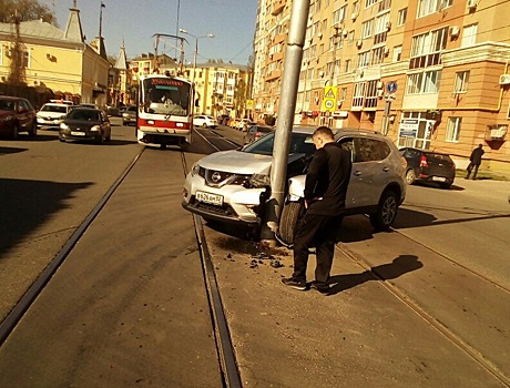 «Опять?!»: в столб на Галактионовской врезалась еще одна иномарка