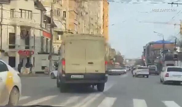 В Дагестан пытались провезти 3000 литров поддельного алкоголя в инкассаторской машине