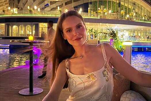 Модель Дарья Клюкина снялась в бельевом платье с бисером
