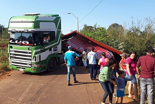 В Сети появилось видео с опрокинутым грузовиком с 30 тыс. банками пива в Парагвае