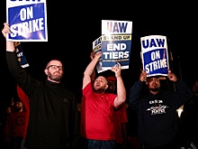 В США впервые началась забастовка работников трех американских автоконцернов