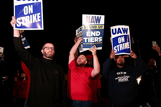 В США впервые началась забастовка работников трех американских автоконцернов