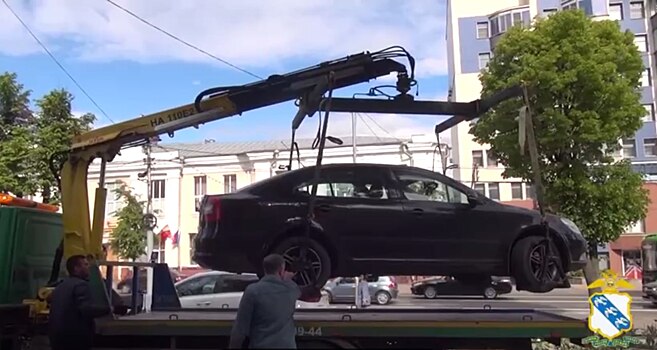 В Курске начали штрафовать за парковку на тротуаре улицы Ленина