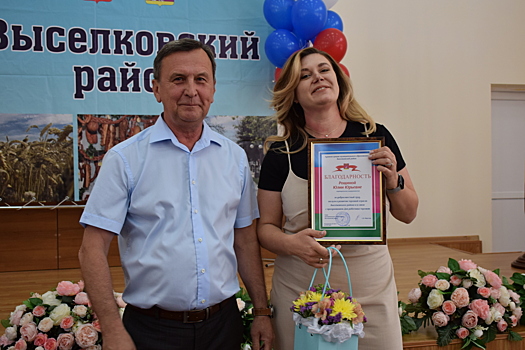 Тружеников сферы торговли поздравили в районе (фото)