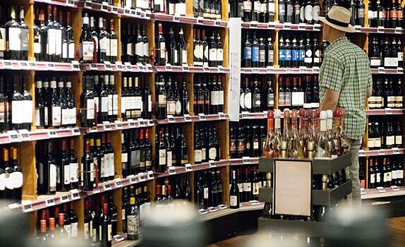 8 простых способов сэкономить на покупке вина