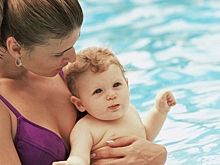 Как грудничковое плавание влияет на развитие ребенка