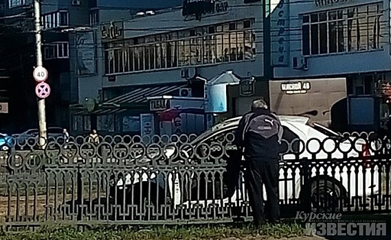 В Курске автомобиль вылетел на трамвайные пути и заблокировал их