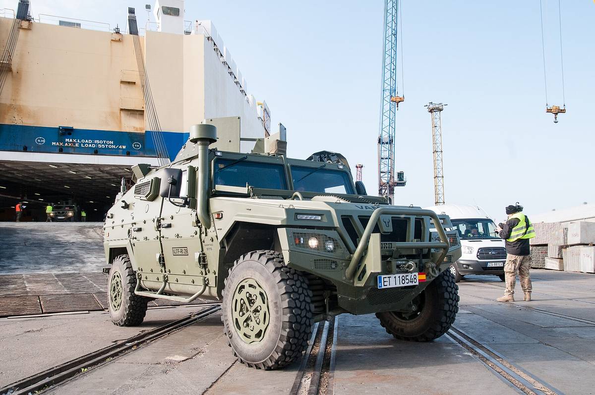 Испанские военные сбросили с самолета внедорожник за полмиллиона евро