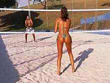 Бывший "ангел" Victoria's Secret Изабель Гулар в бикини сыграла в пляжный теннис