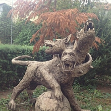 В Сочи незаконно установили памятник псу Церберу с футбольным мячом