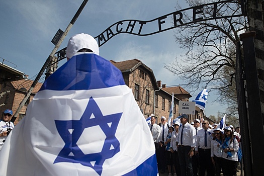 Почему экс-премьер Израиля обвинил Польшу в фальсификации истории Холокоста