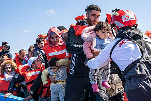 Судно гуманитарной организации спасло в Средиземном море 249 беженцев из Ливии