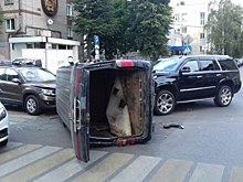 В центре Воронежа перевернулась Toyota после удара о Cadillac: в больнице девушка и школьник