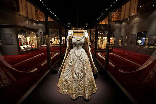Коронационное платье Елизаветы II выставили в Виндзорском замке