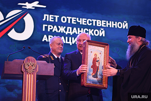 Сотрудники авиации получили икону от екатеринбургского митрополита
