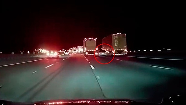 Опасный маневр: легковушка чуть не осталась зажатой между фур