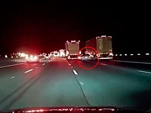 Опасный маневр: легковушка чуть не осталась зажатой между фур