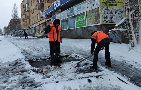 В Петрозаводске начали убирать дороги и дворы по-зимнему