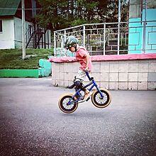 «Пацан в 15 лет будет творить мясо»: четырехлетний BMX‐ер из Красноярска поразил своими трюками пользователей Instagram