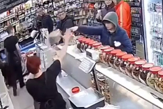 Россиянка покалечила продавца алкомаркета в ходе ссоры