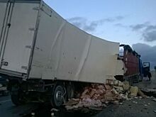 Фото: фуру с окорочками разорвало в страшном ДТП около Керчи