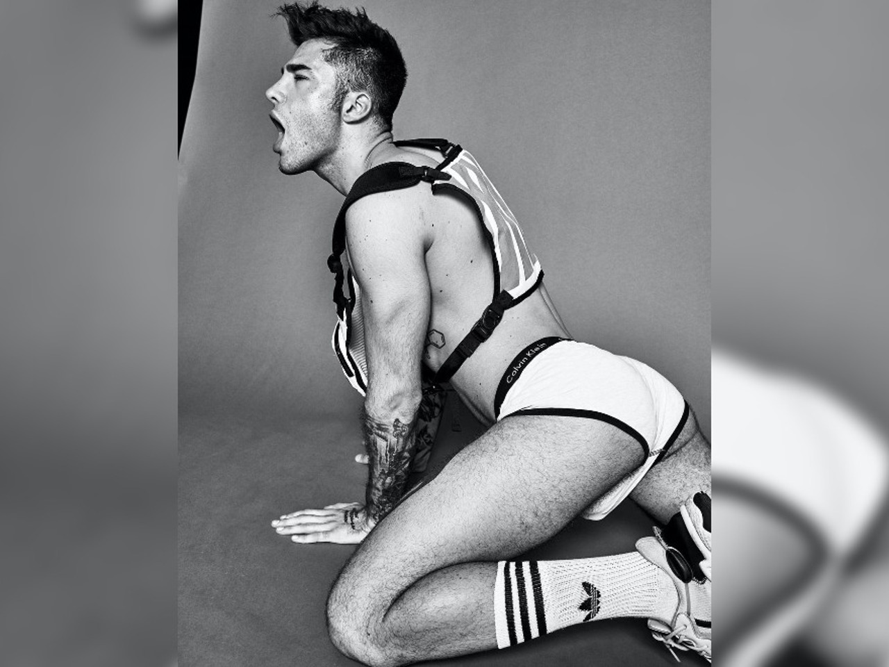 Қарызын өтеу үшін ол досын мысығын жалауға мәжбүрлеген.