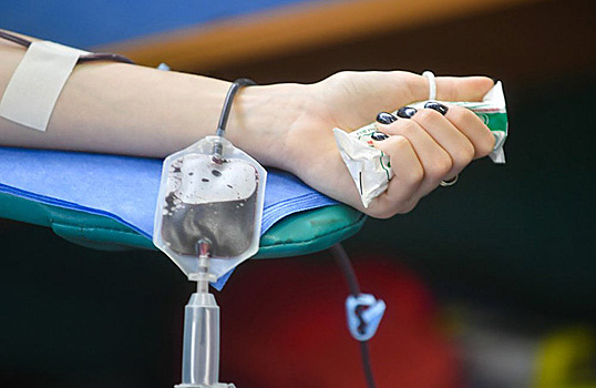 «Власти дали бонус». Переболевшим коронавирусом донорам заплатят за сдачу крови — до 5 тысяч рублей