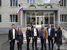 Ветеранов курского пансионата поздравили во дворе