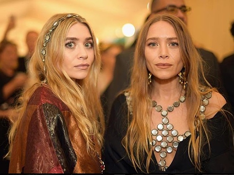 Удивительно, но актрисам-близняшкам Олсэн всего 31 год, но выглядят они на все 40. Непонятно, что именно не так с их внешностью, ведь обе девушки стройные, ухоженные и следят за модой.