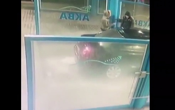 Мужчина остудил ледяной водой истеричку