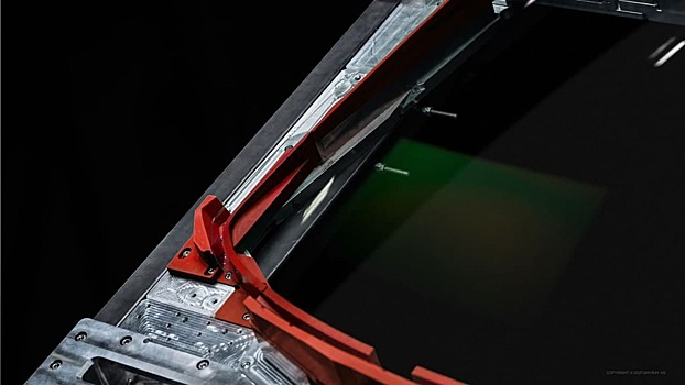 Российско-швейцарская компания WayRay разработала уникальное голографическое стекло для AR-дисплеев