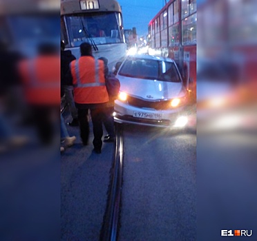 «Водитель сидит в машине»: на 8 марта и Радищева легковушку зажало между двумя трамваями